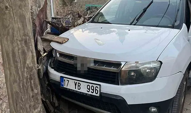 Çanakkale'de duvara çarpan aracın sürücüsü hayatını kaybetti