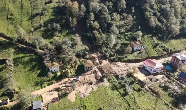 Rize'de heyelan nedeniyle 3 ev boşaltıldı