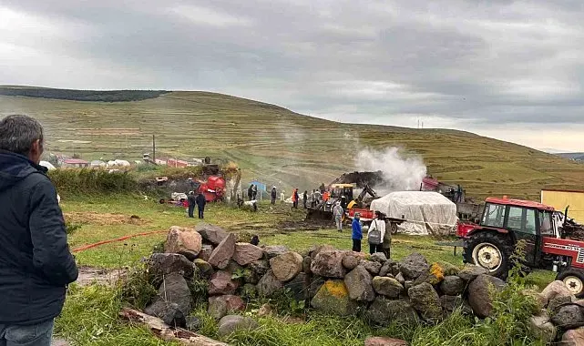 Ardahan'da çıkan yangında ahır, samanlık ve ambar küle döndü