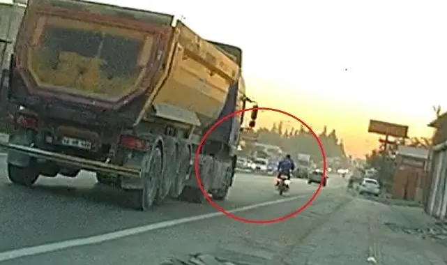 Hafriyat kamyonunu sağdan solluyan motorcu, ön kaldırarak canını hiçe saydı: O anlar kamerada
