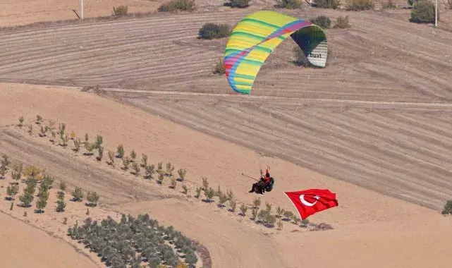 Bilecik'te 101 yamaç paraşütçüsünden 'Ata'ya Saygı Uçuşu'