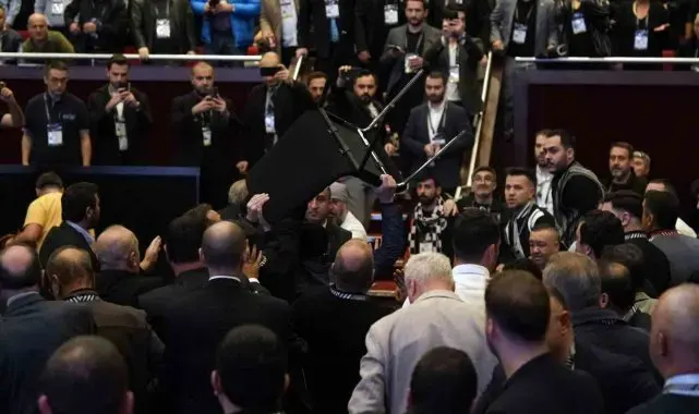 Beşiktaş kongresinde kavga çıktı, sandalyeler havada uçuştu