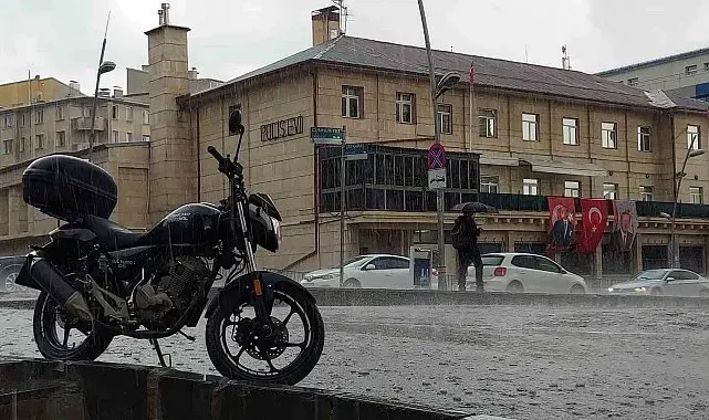 Erzurum yağmur ve dolu etkili oldu