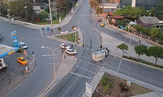 Beylikdüzü'nde kırmızı ışık ihlali yapan sürücünün çarptığı kamyon devrildi: O anlar güvenlik kamerasında