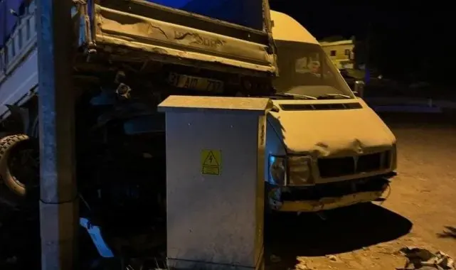 Otomobil ile kamyonet kafa kafaya çarpıştı: 4 yaralı