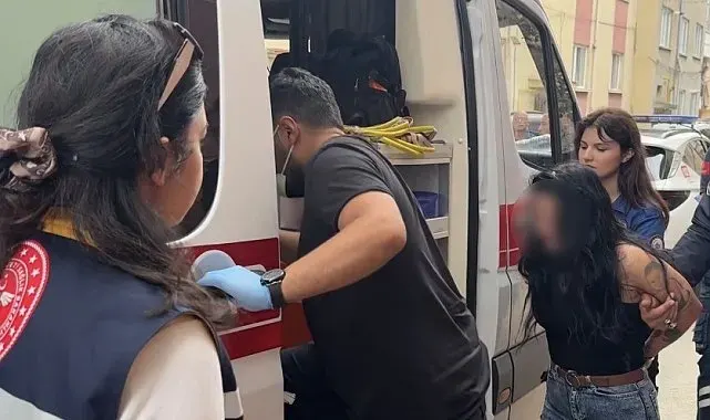 Küçük çekiçle apartmanı birbirine katan kadının korkan çocuğunu polis sakinleştirdi