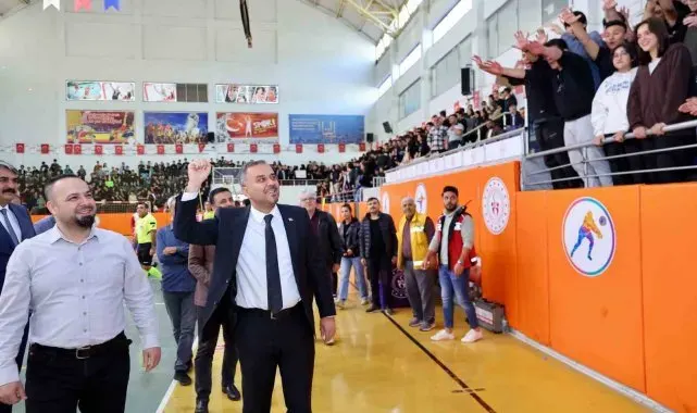 Başkan Toptaş, Cumhuriyet Spor Şöleni futsal finalini izledi