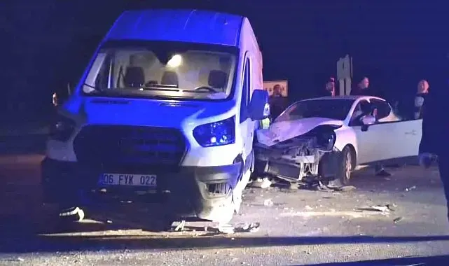 Hisarcık'ta otomobil ile minibüs çarpıştı: 3 yaralı