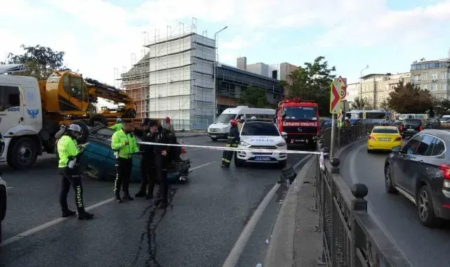 Beyoğlu'nda virajı alamayan otomobil takla attı: 1 yaralı