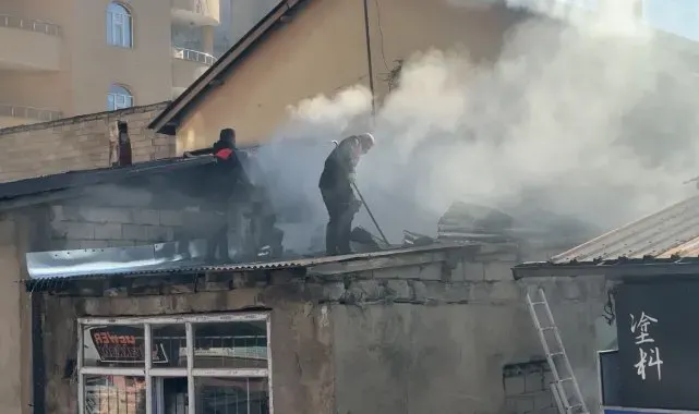 Yüksekova'da bir iş yerinde yangın çıktı
