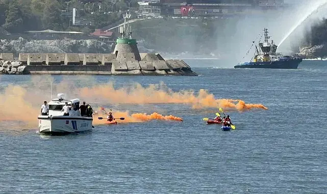 Zonguldak Limanı'nda 30 Ağustos şöleni: Römorkörlerden görsel şov