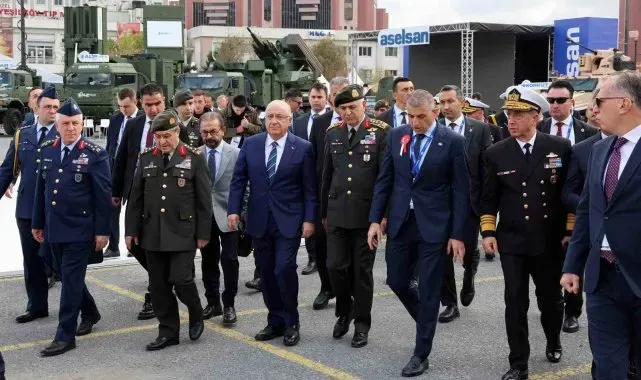 Milli Savunma Bakanı Güler, SAHA EXPO'da stantları gezdi
