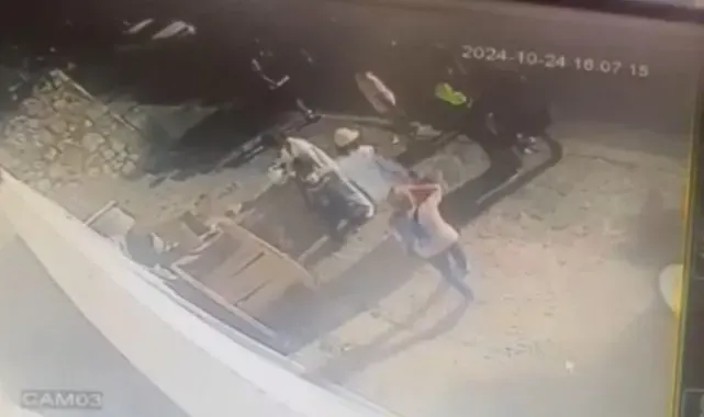 Çılgına dönen kadın, polisin motosikletini tekmeleyip devirdi