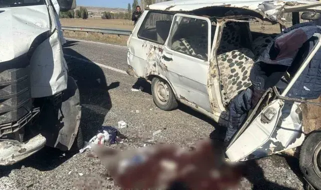 Sivas'ta trafik kazası karı kocayı birbirinden ayırdı