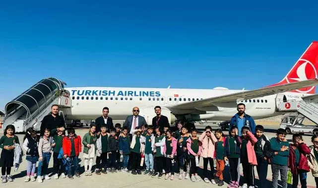 Cizre'de öğrenciler Şırnak Şerafettin Elçi Havalimanını gezip, uçakları yakından gördü