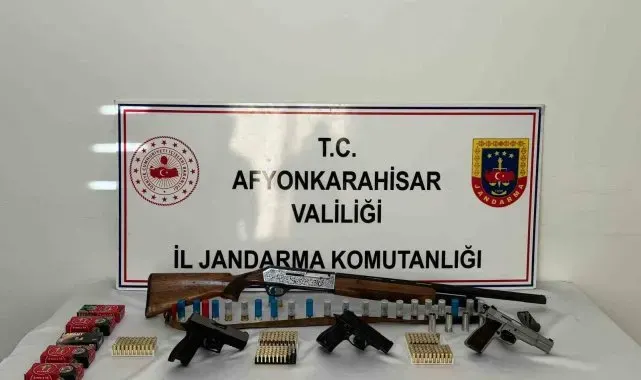 Afyonkarahisar'da jandarma 4 eve baskın yaptı