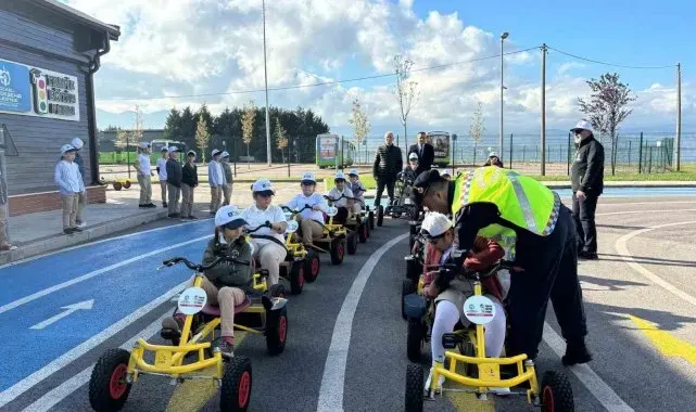 Minikler trafik kurallarını öğreniyor