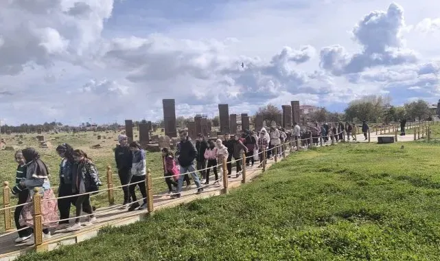 Bulanıklı öğrenciler Ahlat'ı gezdi