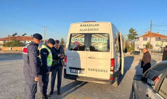 Kütahya Jandarma Trafik Timleri, okul servis araçlarını denetledi
