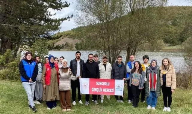 Gençler Hacılarhanı Göleti'nde temizlik yaptılar