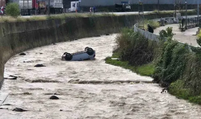 Trabzon'da araç dereye uçtu: 2 yaralı