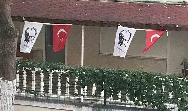 Ayvalık-Sarımsaklı'da Atatürk ve Cumhuriyet sevgisi sokağa taşıyor