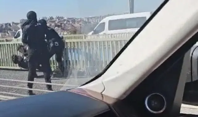 Haliç Köprüsü'nde polis, intihar girişimini böyle engelledi