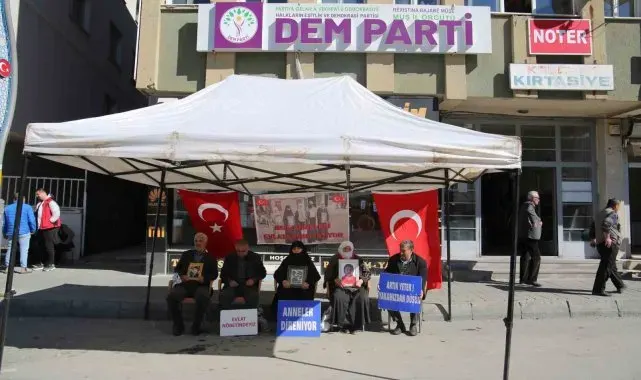Evlat nöbetindeki annelerden Bahçeli'nin çağrısına destek