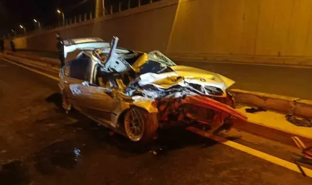 Kastamonu'da kamyona çarpan otomobil hurdaya döndü: 3 yaralı
