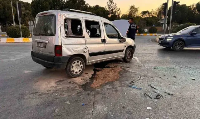 Hafif ticari araç takla attı: 3 yaralı