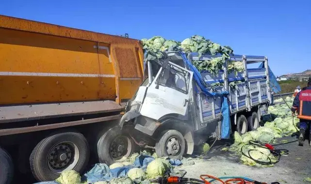 Tarsus'ta araçta sıkışan sürücüyü itfaiye ekipleri kurtardı