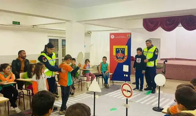 Jandarmadan ilk ve ortaokul öğrencilerine trafik eğitimi
