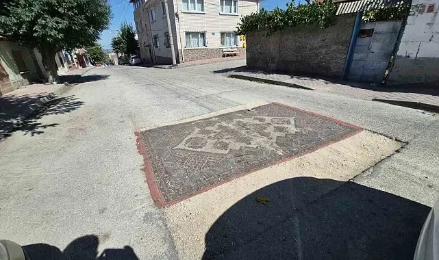 Yoldaki çukuru halıyla kapattılar
