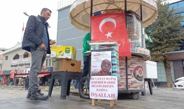 Simitçi, Fethullah Gülen'in ölümünü tatlı dağıtarak kutladı