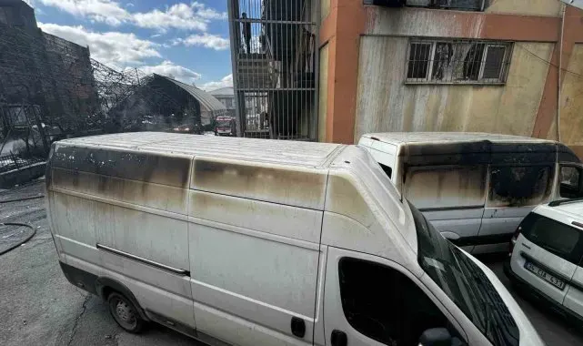 Gaziosmanpaşa'da halı sahadan iş hanına sıçrayan yangın söndürüldü