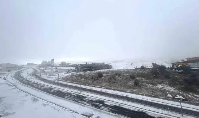 Erciyes'te kar yağışı sürüyor