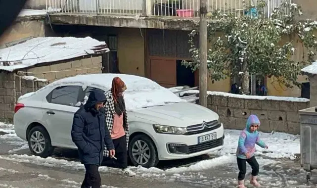 Tatvan'da mevsimin ilk karı yağdı