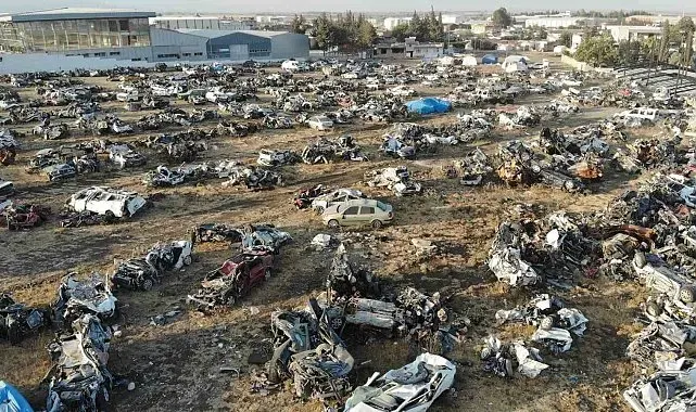Depremin acı yüzünü yansıtan araç mezarlığından geriye sadece bir minibüs kaldı