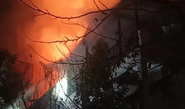 Alevlere teslim olan ev geceyi aydınlattı