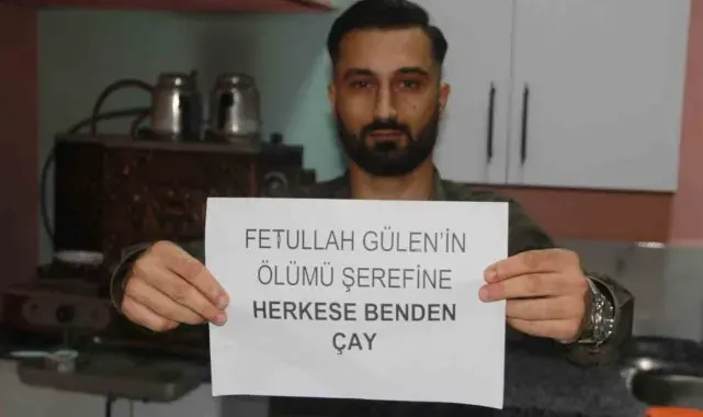 FETÖ elebaşının ölümüne sevinen esnaf çayları ücretsiz dağıttı