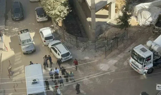 Mardin'de cadde ortasında yumruklu, sopalı kavga