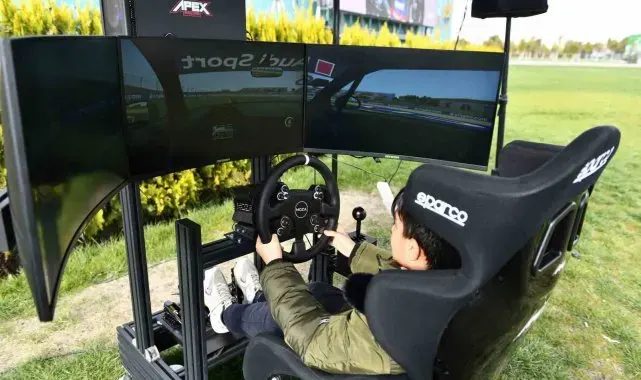 Başkentliler milli motosiklet sporcusu Razgatlıoğlu'nu dev ekranda izledi