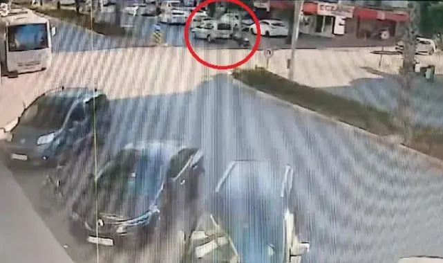 Önünde giden kamyonete arkadan çarptı: O anlar güvenlik kamerasında