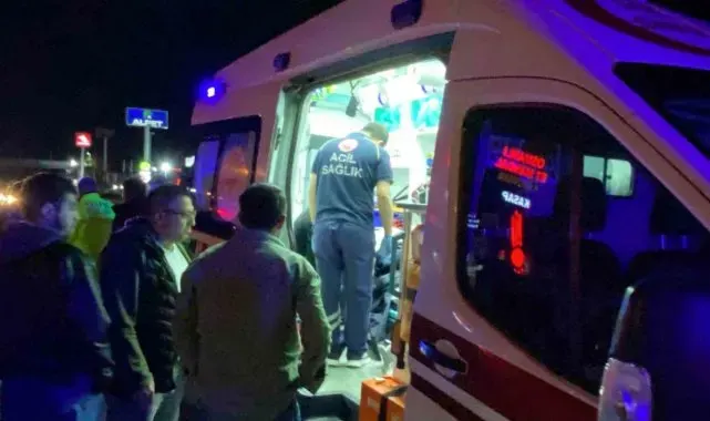D-100'de motosiklet yayaya çarptı: 2 ağır yaralı