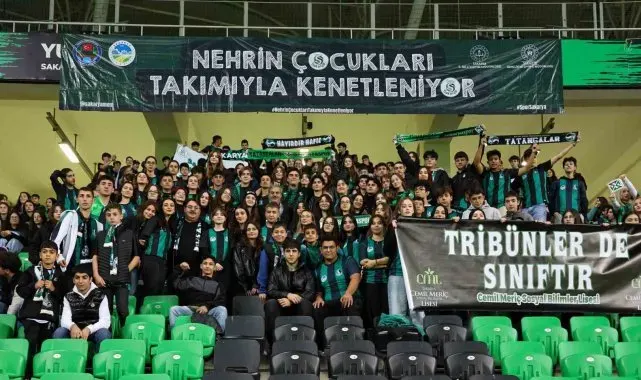 Başkan Alemdar, Sakaryaspor maçını minik tatangalarla izledi