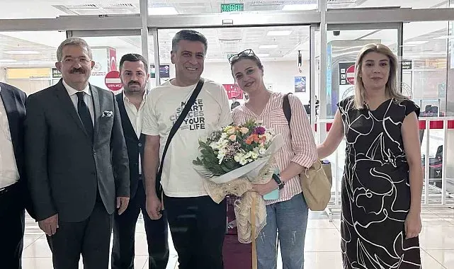 Tahran'dan Van'a direkt uçuşlar başladı: İlk turist kafilesi çiçeklerle karşılandı