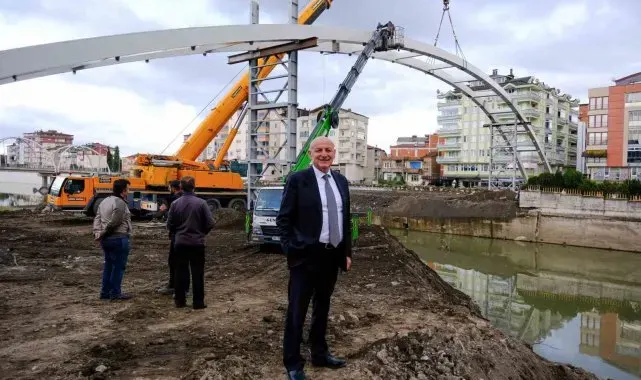 Terme'de yaya köprüsünün montajına başladı