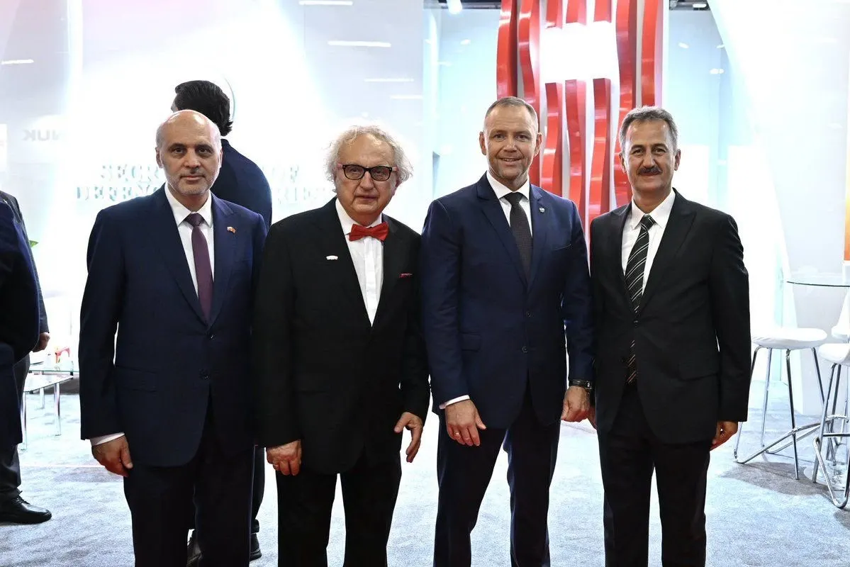 Polonya Cumhurbaşkanı Nawrocki, MSPO 2026’da Türk stantlarını ziyaret etti
