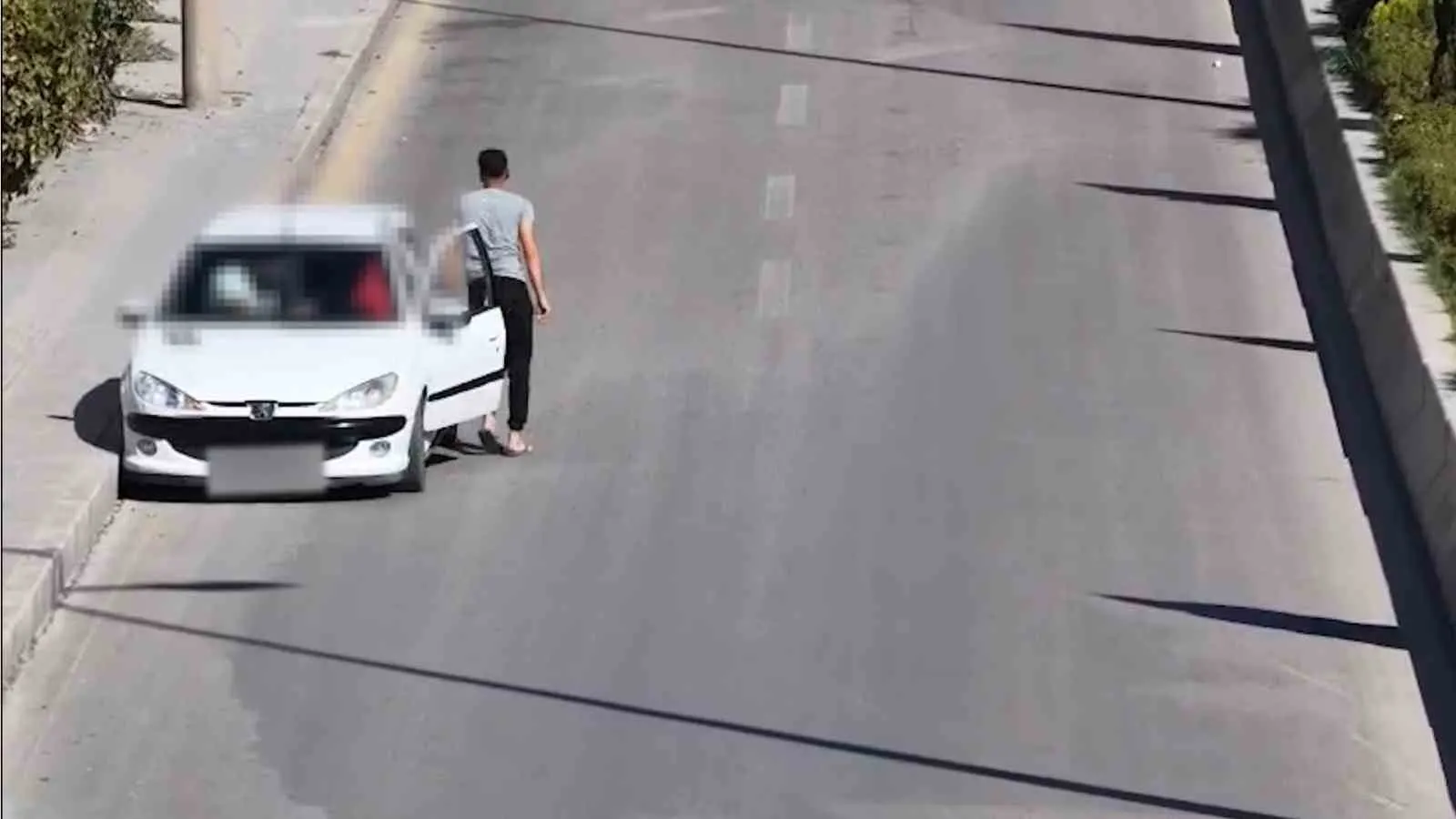 Denetimi görünce yer değiştirdi, dron saniye saniye kaydetti