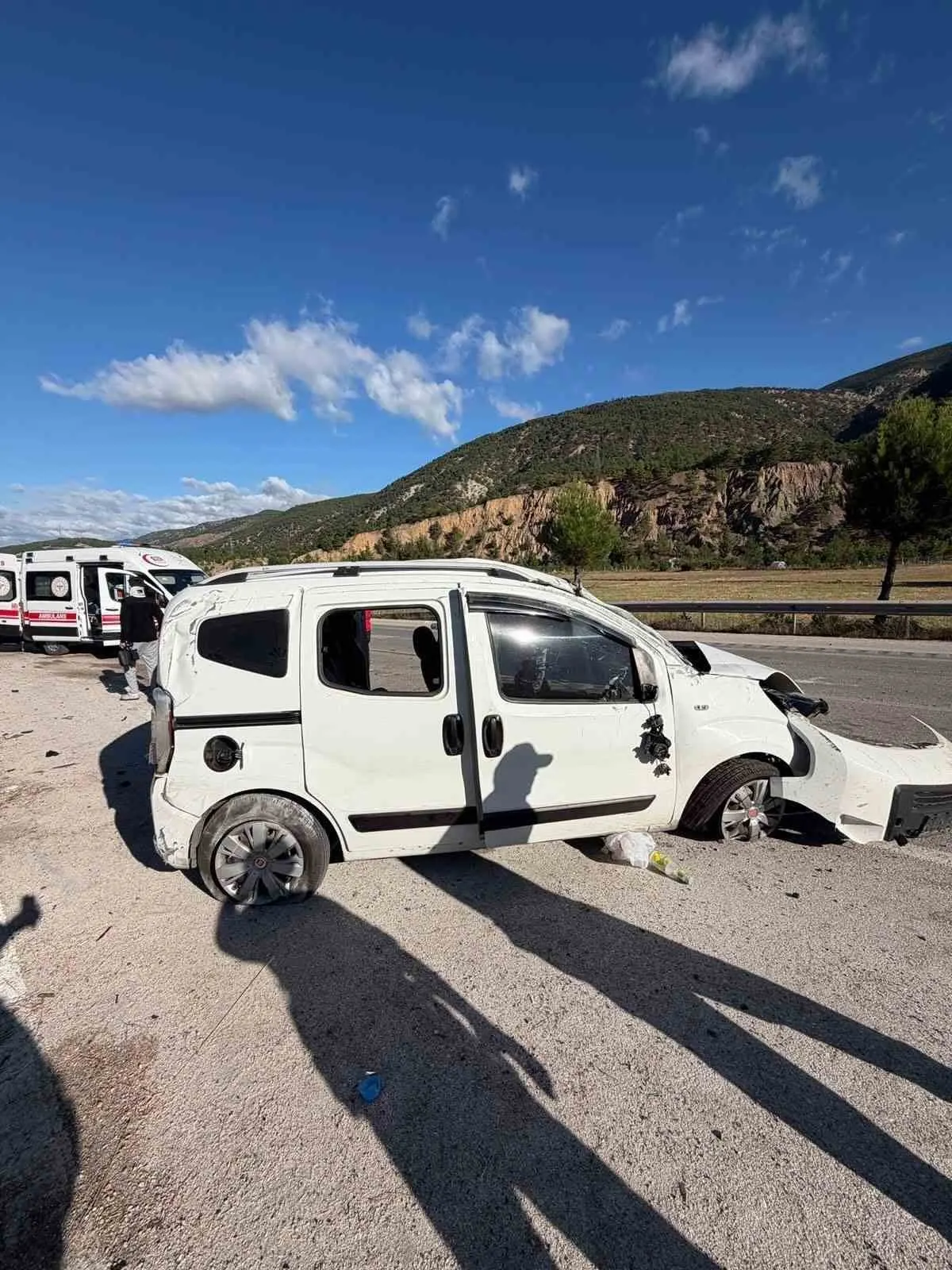 Tokat’ta hafif ticari araç takla attı: 2’si ağır 4 yaralı